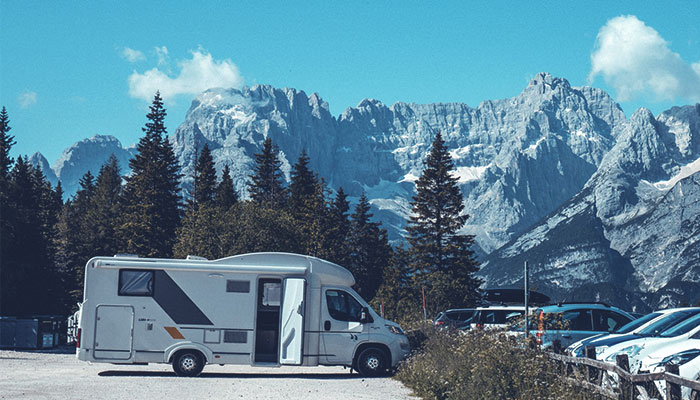 [Translate to Englisch:] Wohnmobil vor Bergkulisse